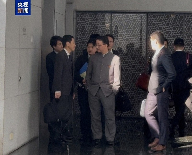 【毎日新聞】人民服風の中国局長「両手をポケット」で日本局長に対峙　韓国を引き込む動きも